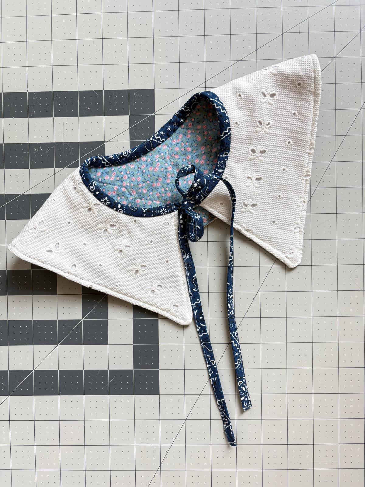 Reversible Fashion Collar - Eyelet/Floral Quilt